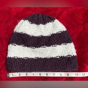 Adult Like New! Warm crotchet hat with liner. Burgundy & white. No stains. CUTE!